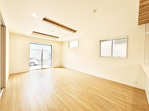 大きな窓からたっぷりの陽光と風を感じられるリビング