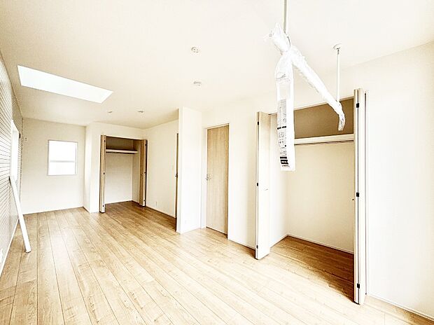 ドア＆クローゼット2ヵ所付きなので2部屋に分けて利用可