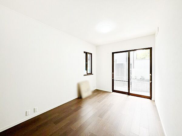 窓からのやさしい光が心地よいプライベートルーム