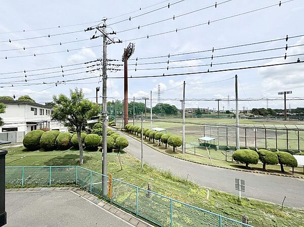バルコニーからの眺望です。心地よい風が感じられそうですね！