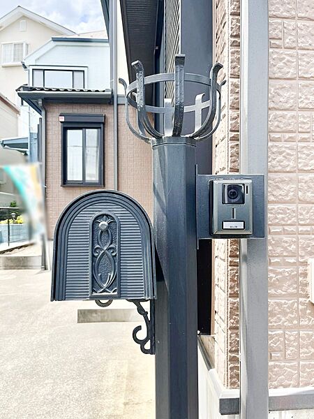エントランスになじむデザインのポスト