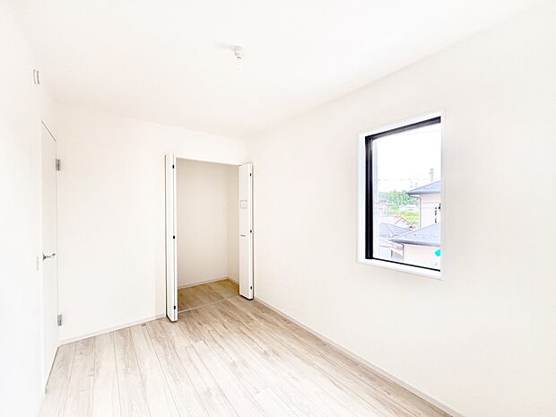 使いやすい形でベットや家具の置き方にも困ることもありません。