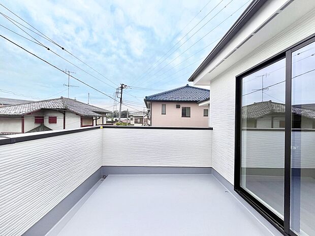 暖かな陽光が降り注ぐバルコニーはお洗濯におすすめ。爽やかな風も心地よいです。