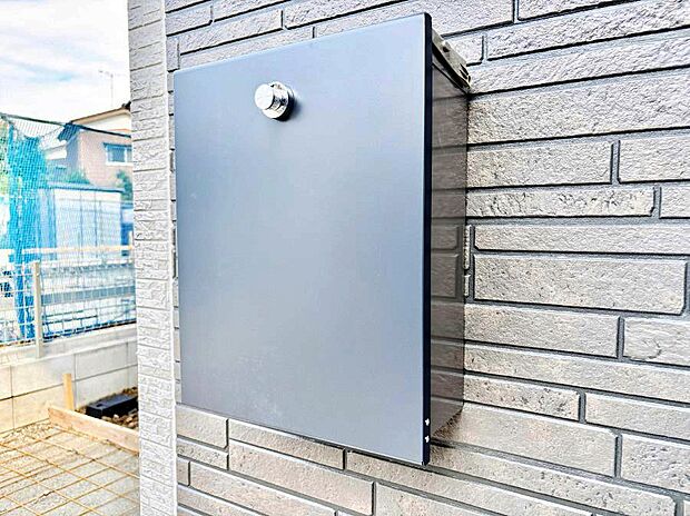 シンプルなデザインのポスト