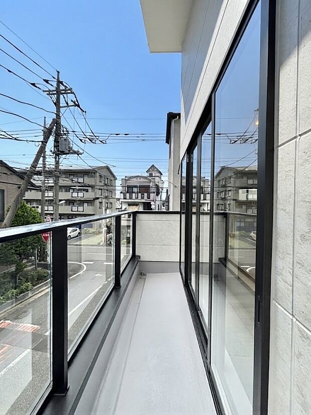 ゆったりバルコニーだから沢山お洗濯ものを干せます。