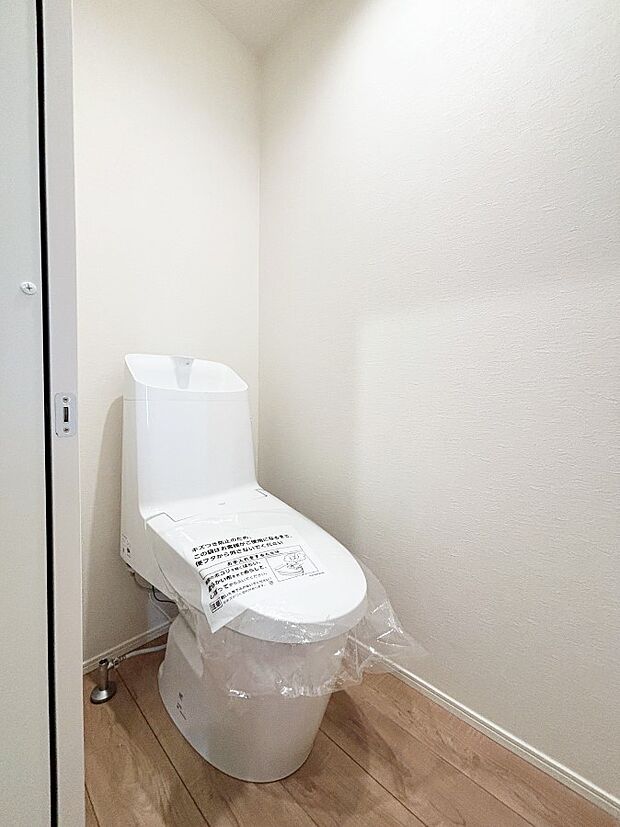 ウォシュレットトイレは安心の2箇所!朝のバタバタも一安心です。