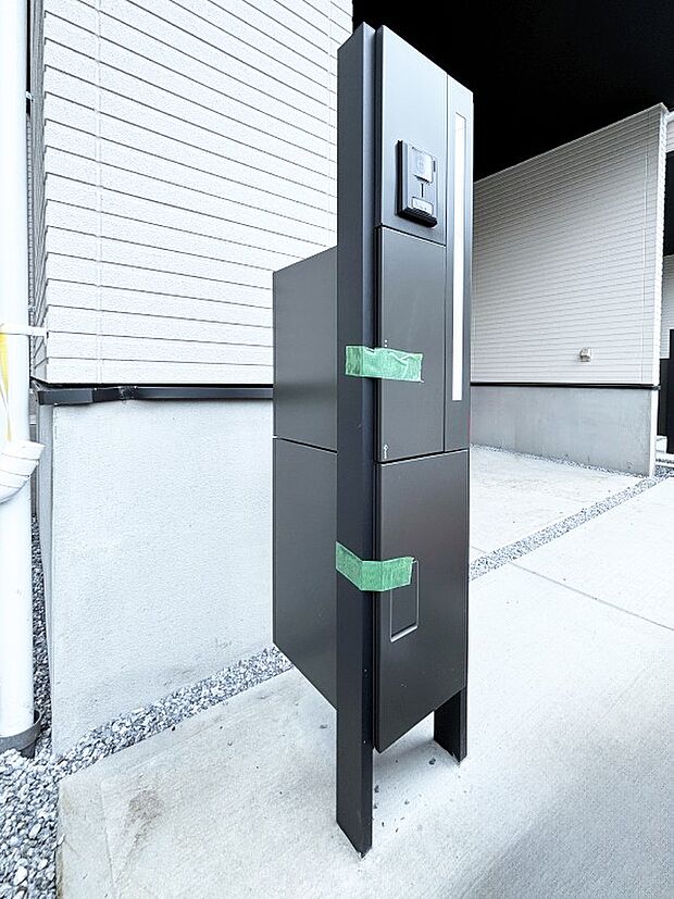 表札・インターホン・ポスト・宅配ＢＯＸをひとつに集約。エントランスになじむシンプルデザイン。