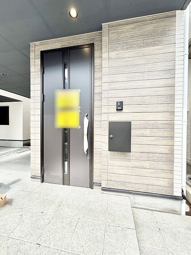 大切な家族、来客を出迎える玄関。