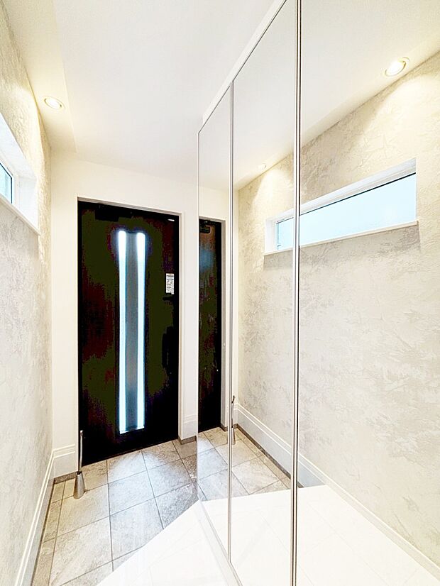 ガラススリットの入った玄関ドアが室内に光を届けてくれます