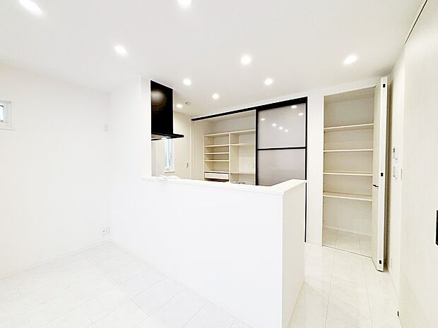 料理をしながらご家族との会話を楽しめる対面カウンターキッチン