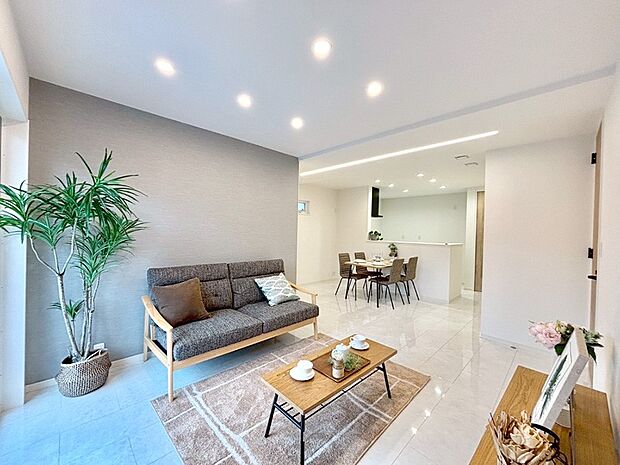 ご家族の賑やかな話し声で包まれる明るいリビング