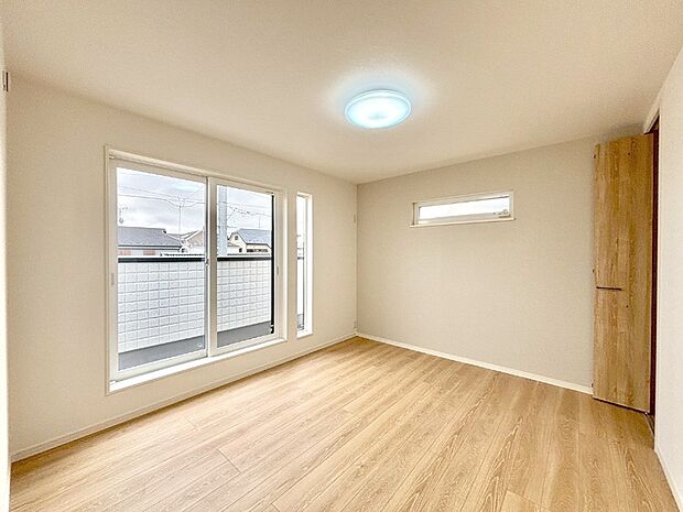 バルコニーが開放感をプラスしてくれる洋室