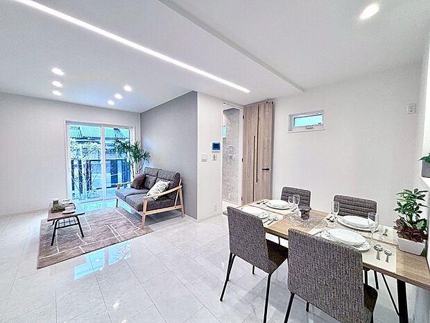 家族の笑顔が自然と生まれてくる、そんな雰囲気のダイニングに仕上がっています。