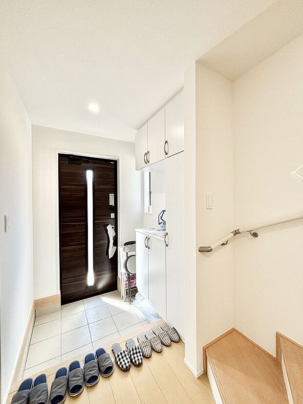 明るい玄関はお客様をお出迎えするのにぴったりです!