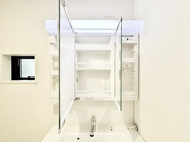 三面鏡の裏に、化粧品や衛生用品などを収納可能。洗面台をすっきりと保ちます!