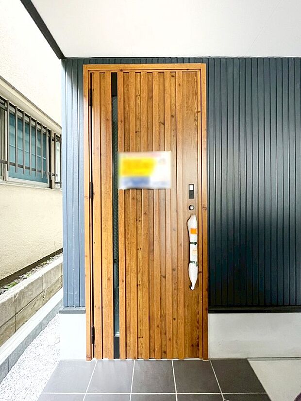 シンプルで落ち着いた雰囲気の玄関でご家族やお客様をお出迎え!