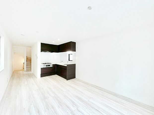 家族の笑顔が自然と生まれてくる、そんな雰囲気のダイニングに仕上がっています。