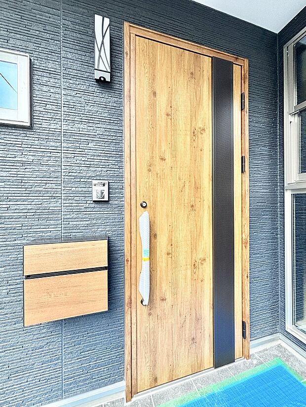 住まいの顔を演出する、玄関ドア。