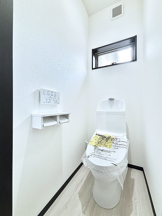ウォシュレット付きトイレが安心の2ヶ所!朝のバタバタも一安心です。