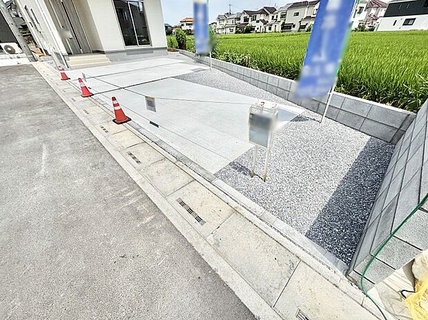 3台(車種による)駐車可!ご家族みんなの自転車も置ける広々カースペース。