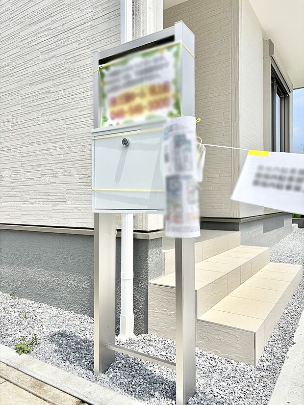 表札・インターホン・ポストをひとつに集約。エントランスになじむシンプルデザイン。
