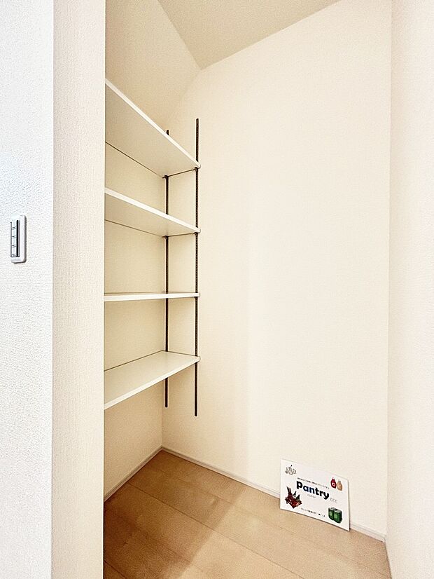 キッチンにはパントリー!食材のストックはもちろん、日用品の収納など使い方はいろいろ!