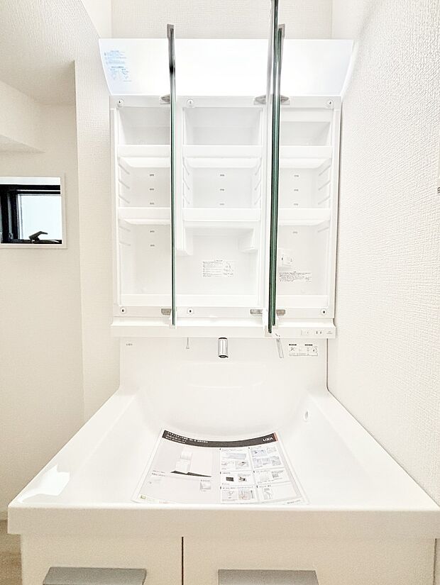 三面鏡の裏に、化粧品や衛生用品などを収納可能。洗面台をすっきりと保ちます！