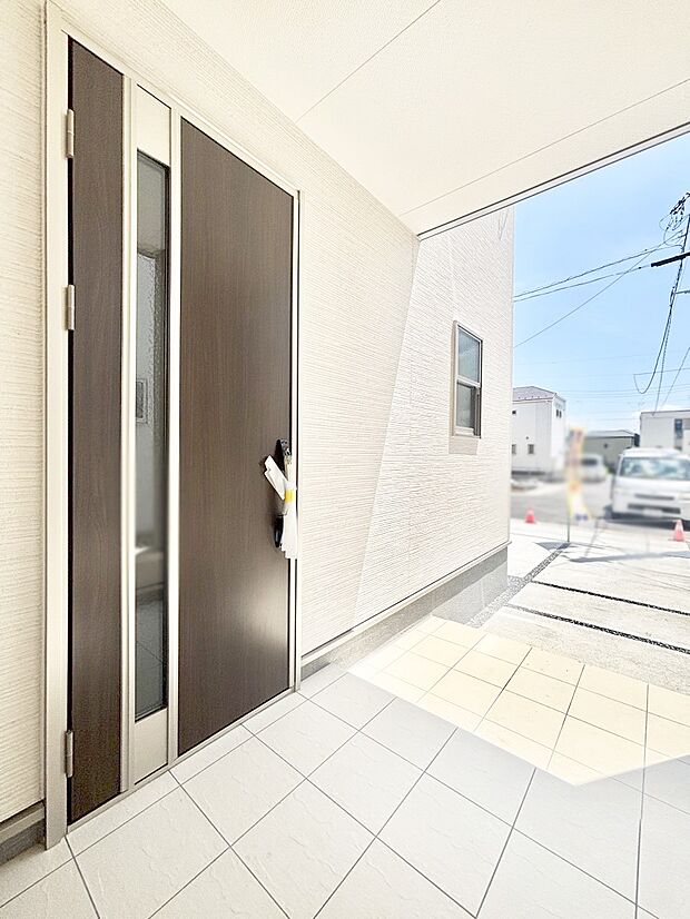 玄関前は雨が降っても濡れにくい屋根付き
