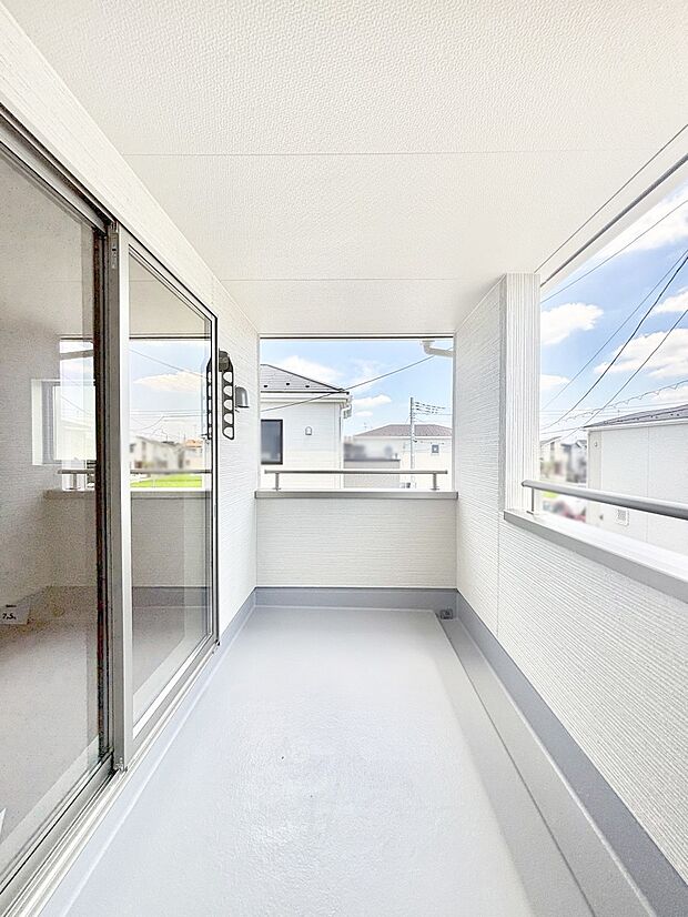 暖かな陽光が降り注ぐバルコニーはお洗濯におすすめ。爽やかな風も心地よいです。