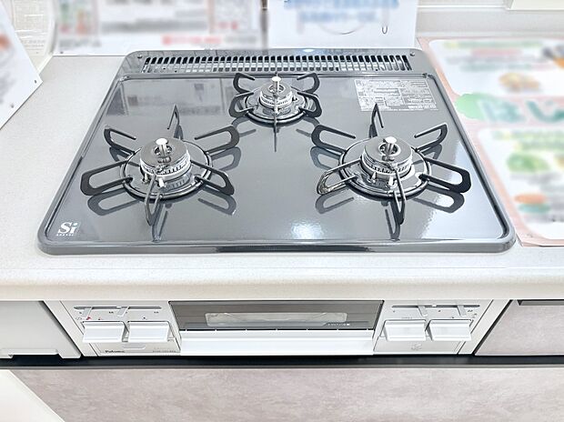ガスコンロはSiセンサー搭載。火力調節や焦げ付き・消し忘れも防いでくれます。