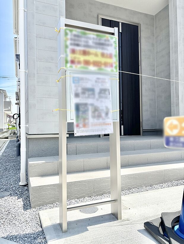 表札・インターホン・ポストをひとつに集約。エントランスになじむシンプルデザイン。