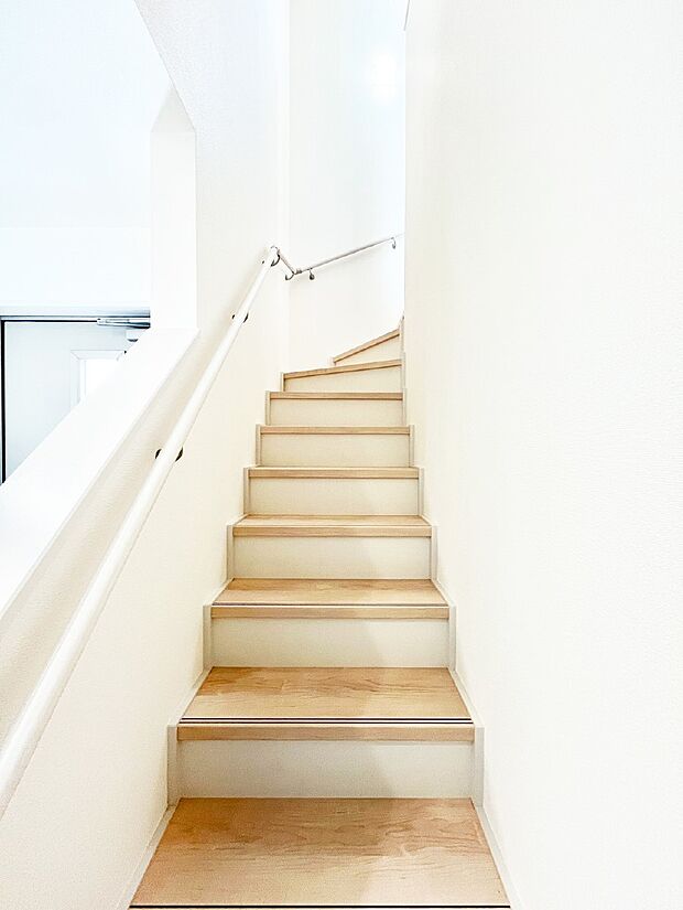 安全性を考慮し階段には手すりを設置しています