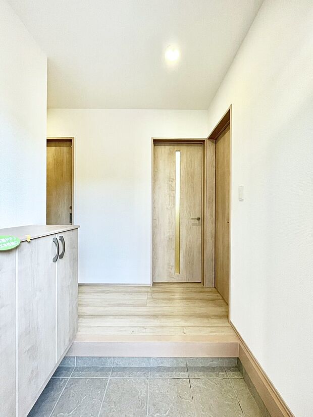 明るい玄関はお客様をお出迎えするのにぴったりです!