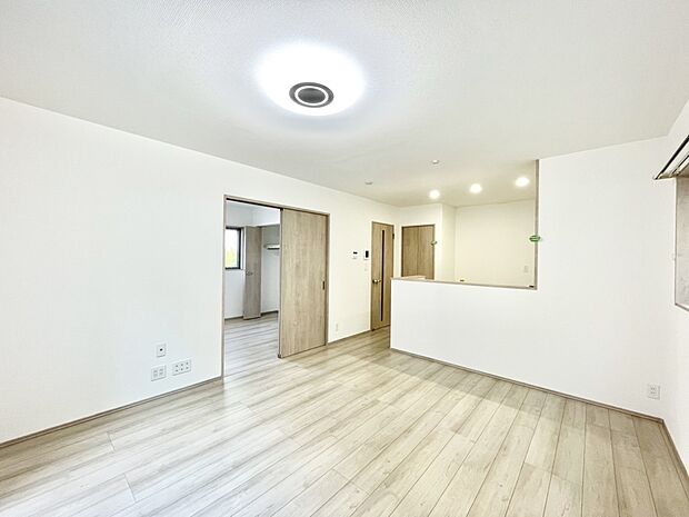 隣接の洋室を開放すればさらに広々空間に