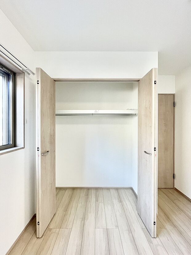 洋室のクローゼット。奥行きがあるので厚手の衣類もすっきり収まります。