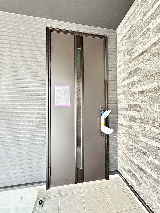 シンプルで落ち着いた雰囲気の玄関周り