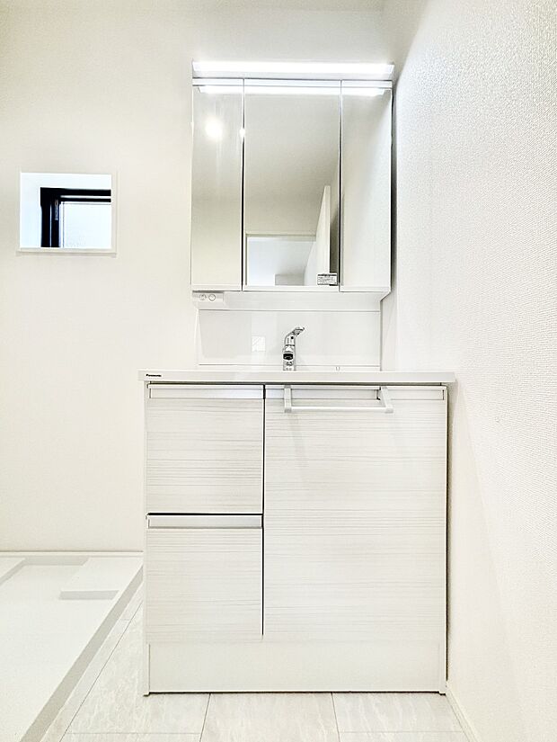 収納力と機能性に優れた洗面化粧台