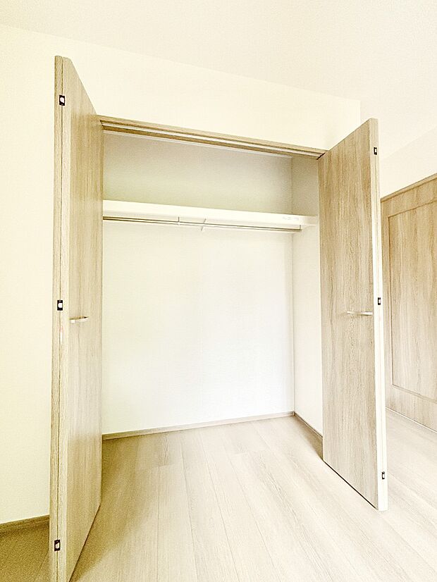 洋室のクローゼット。奥行きがあるので厚手の衣類もすっきり収まります。