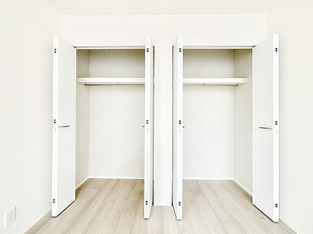 洋室のクローゼット。奥行きがあるので厚手の衣類もすっきり収まります。
