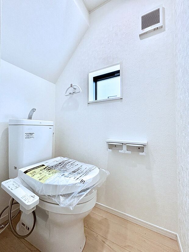明るく清潔感のあるトイレです。