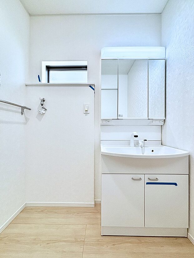 大きく見やすい三面鏡で清潔感ある洗面台は、身だしなみチェックや肌のお手入れにおすすめです。