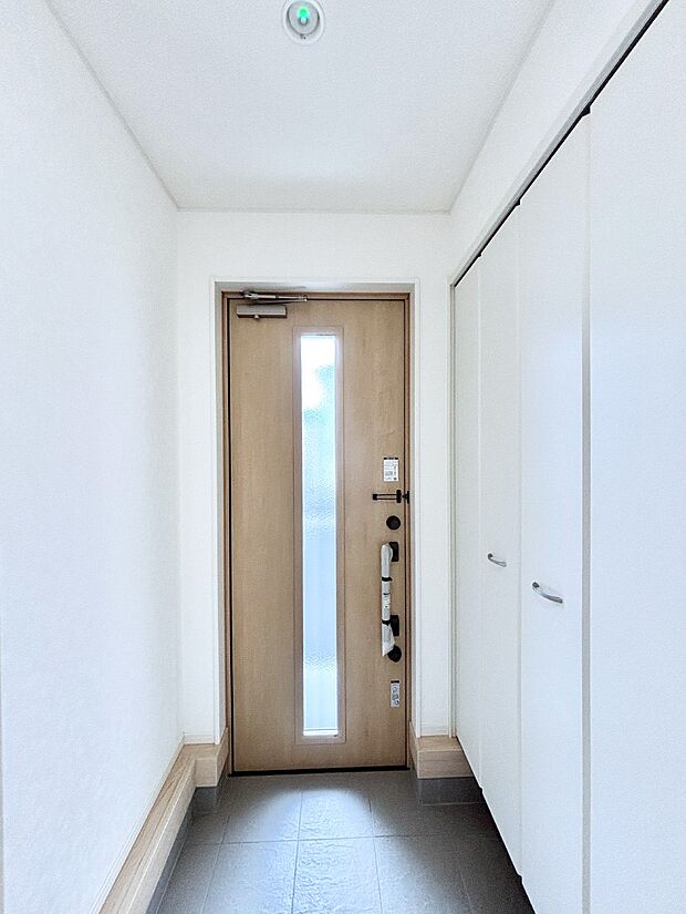 明るい玄関はお客様をお出迎えするのにぴったりです！ 