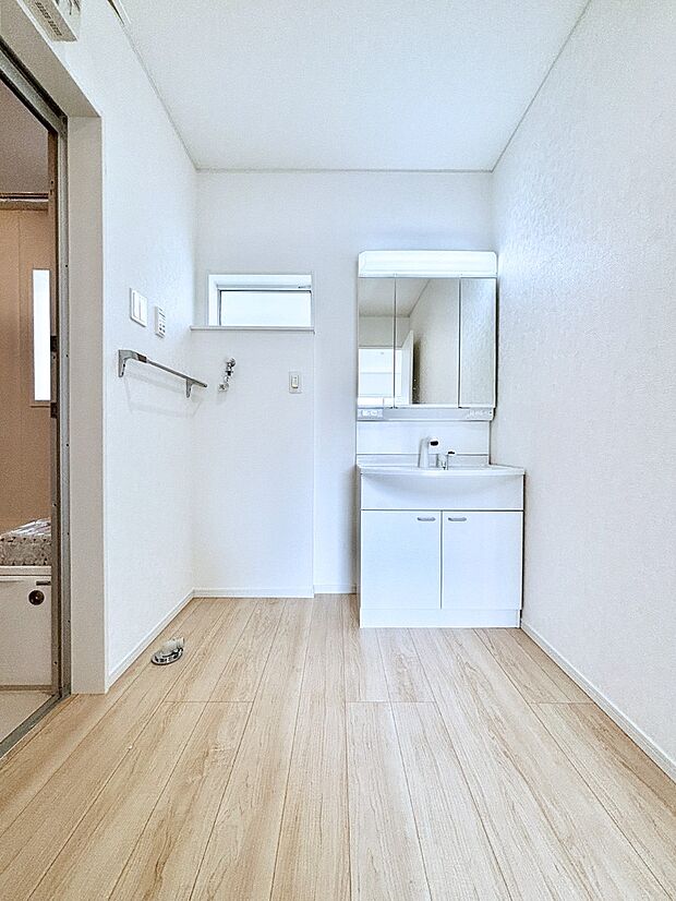 大きく見やすい三面鏡で清潔感ある洗面台は、身だしなみチェックや肌のお手入れにおすすめです。 