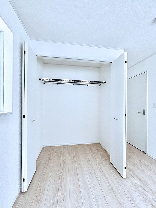 洋室のクローゼット。奥行きがあるので厚手の衣類もすっきり収まります。
