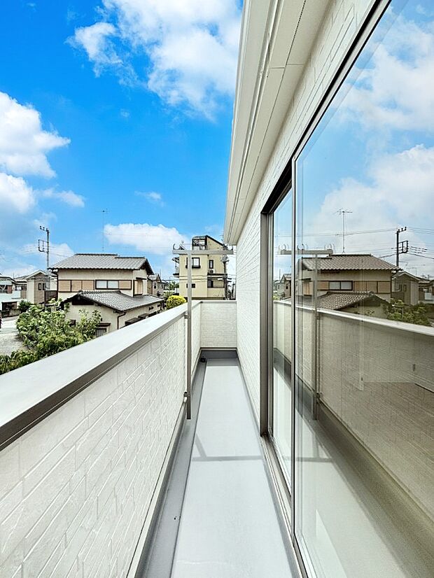 暖かな陽光が降り注ぐバルコニーはお洗濯におすすめ。爽やかな風も心地よいです。