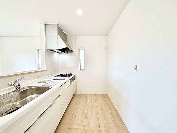爽やかな風が通り抜けるキッチン。窓があるので明るく換気にも役立ちます。