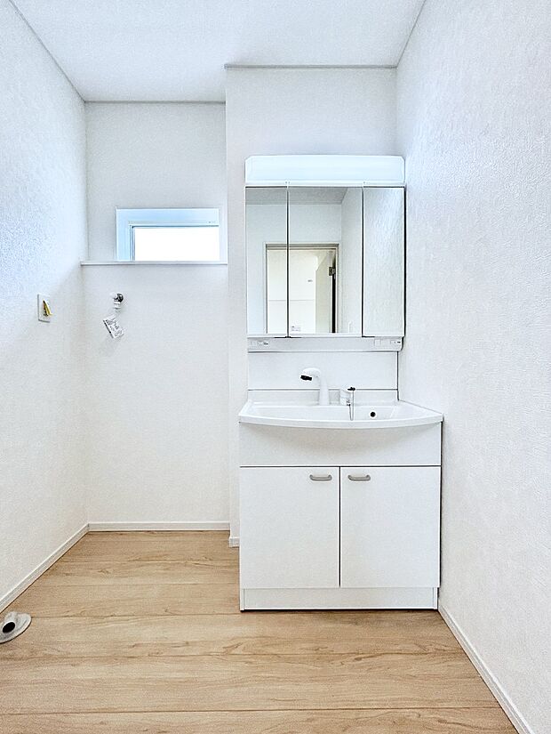 大きく見やすい三面鏡で清潔感ある洗面台は、身だしなみチェックや肌のお手入れにおすすめです。
