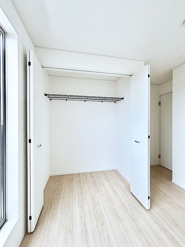 洋室のクローゼット。奥行きがあるので厚手の衣類もすっきり収まります。
