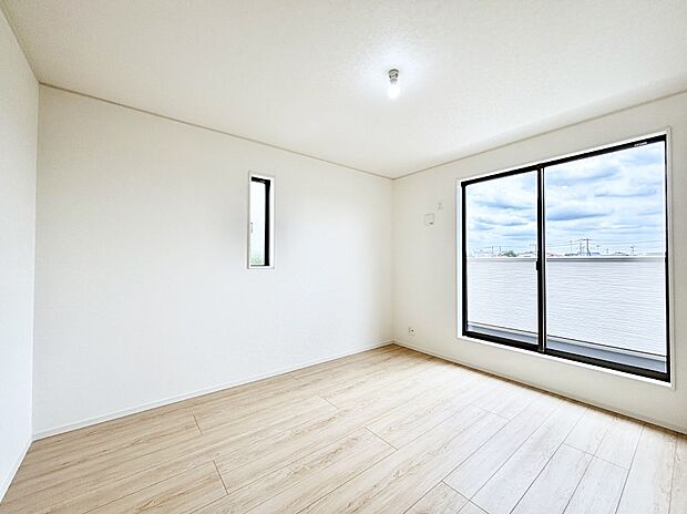 バルコニーから入り込む明るい陽光!心地のよいプライベートルームです