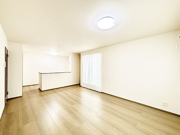 明るい陽光が注ぎ、寛ぎの雰囲気に満たされるリビング・ダイニング。